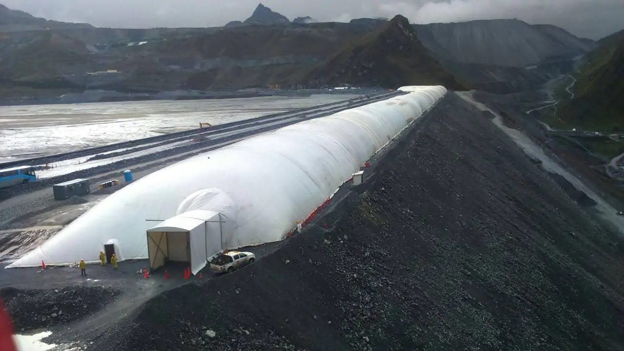 Large enclosed cement storage application